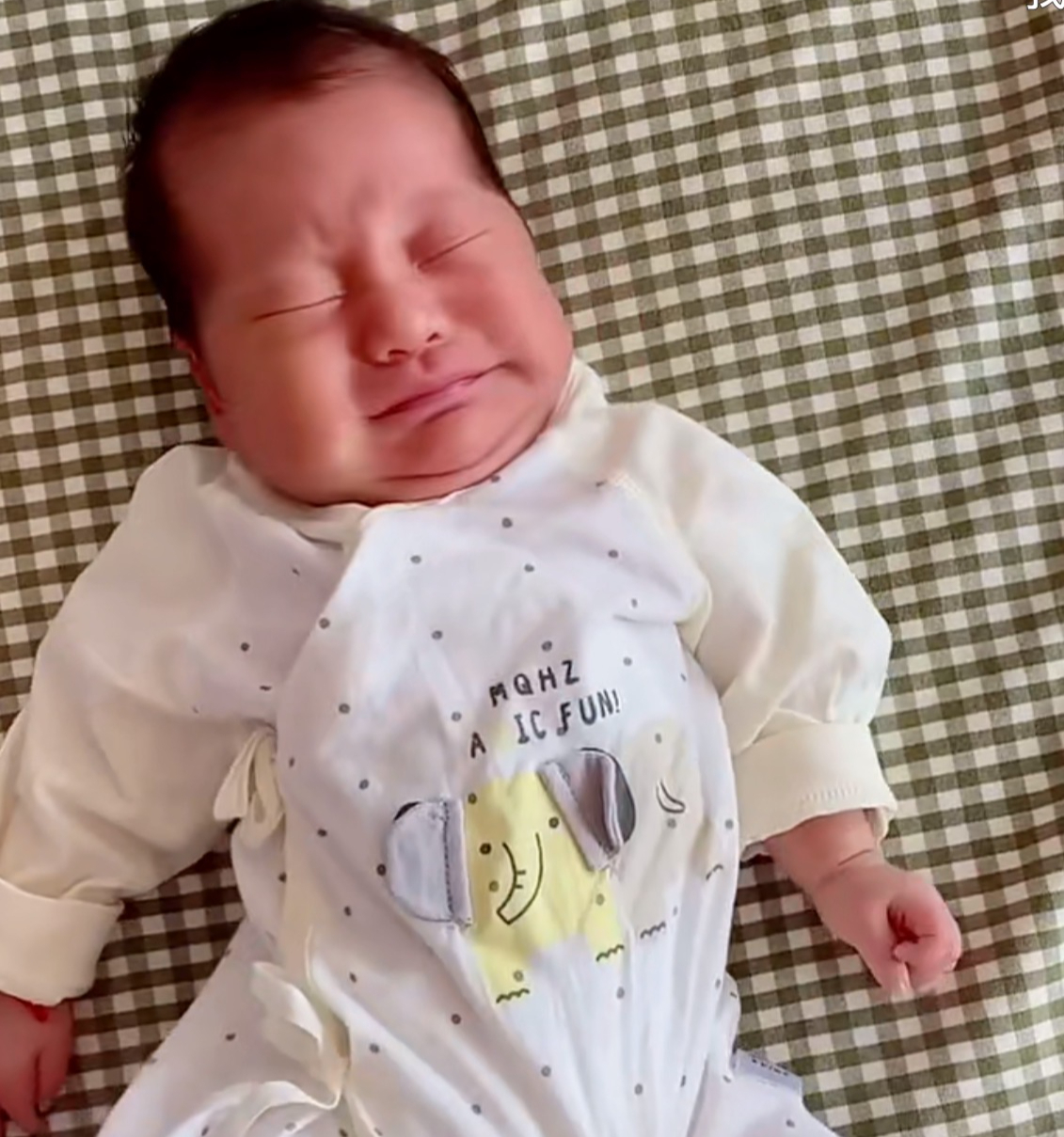 婴儿12个月发育图解,婴儿一月睡二月哭闹口诀