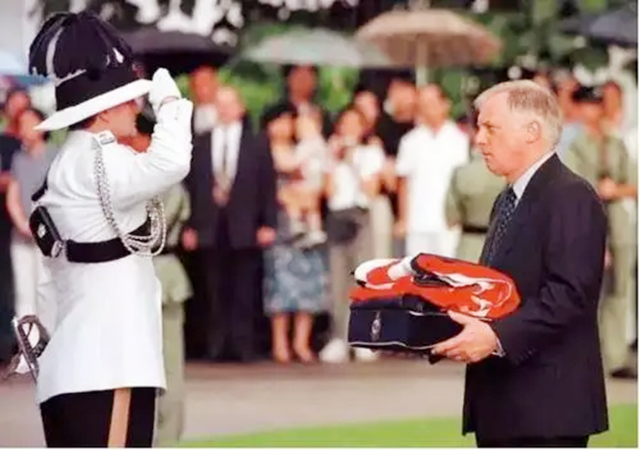 1997年香港回归场景如何，彭定康无法言喻，港督女儿哭到难以自已