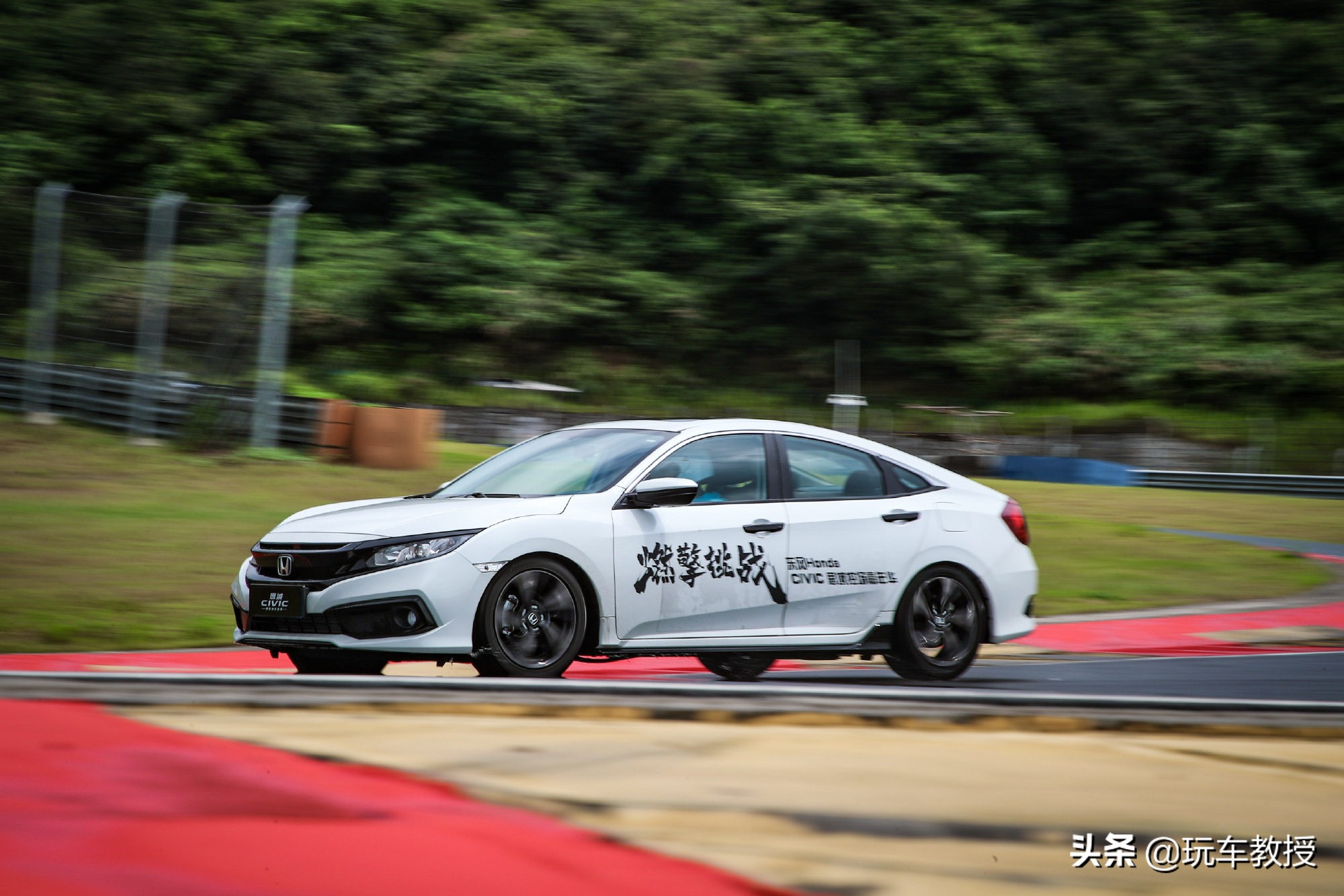 教授探店：相差1235元，加钱上宝马还是直接思域顶配？