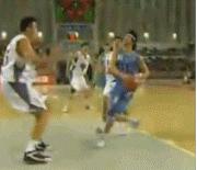 野球场篮球垫脚瞬间,野球场恶意垫脚集锦