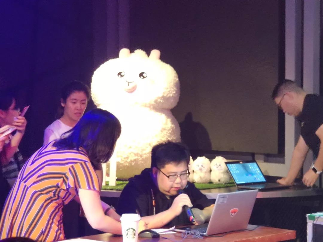 去哪儿网把记者拉下水现场做客服，记者：这真不是人干的活儿