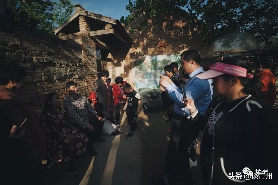 大衣哥朱之文买新车引围观,大衣哥朱之文被农民围观