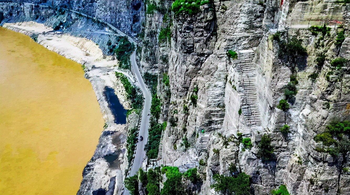 登千年古道梯子崖,攀登梯子崖