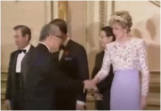 戴安娜穿裙子的视频,戴安娜王妃捡拐杖