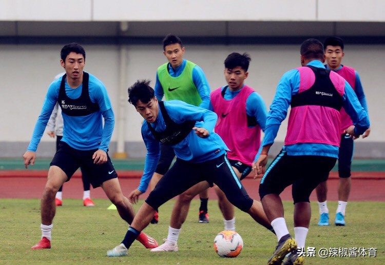 人才济济,大连人4新星遭压制委身预备队,26岁爆点队长没机会