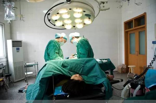 孕妇逛街时胎儿突然降生,孕妇逛街孩子突然掉下来了