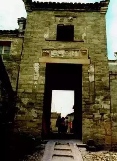 这个村庄一千年前建了个生态下水道，至今旱涝不惧