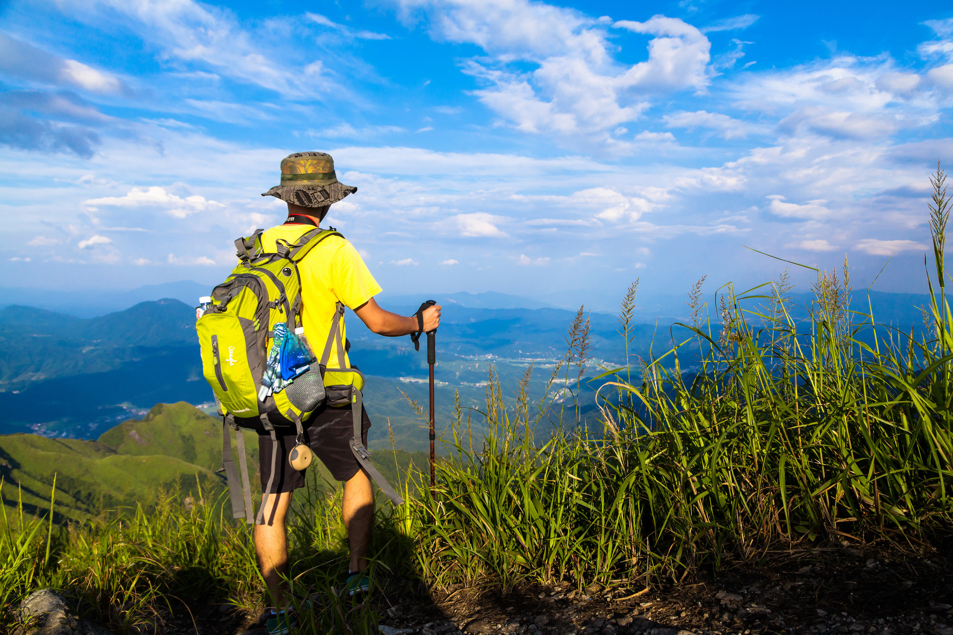 要去旅行箱子怎么收拾才不占地方,三人外出旅游如何整理行李箱