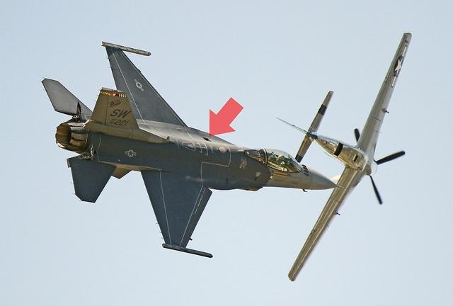 美军一架f16在训练中坠毁,美军f16表演时失控直接冲向看台