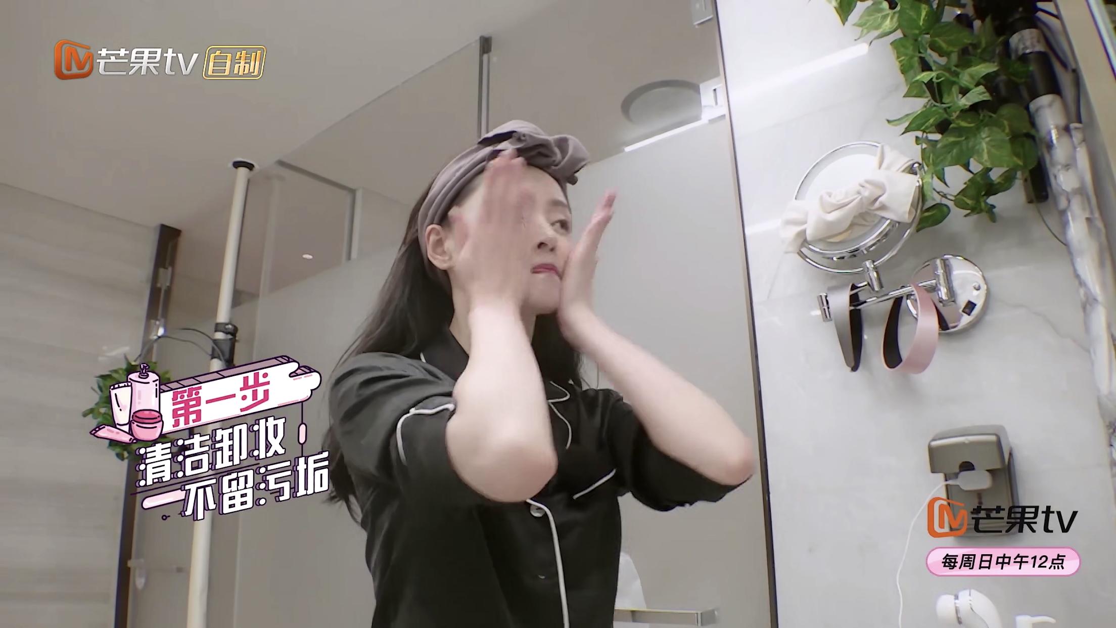 女明星爱脸有多疯狂？张天爱化妆台价值连城，连睡觉都要开美容仪