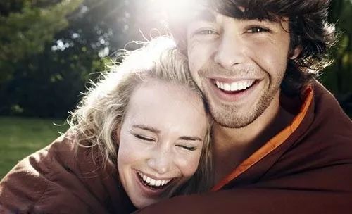 女友喜欢和暧昧对象聊天,女友喜欢跟陌生人聊暧昧怎么办