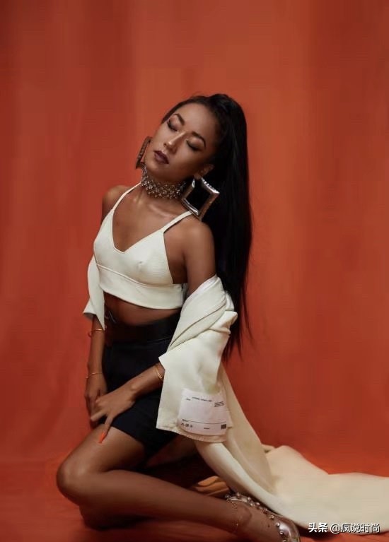 吉克隽逸露脐装写真,吉克隽逸吊带裙高清图片