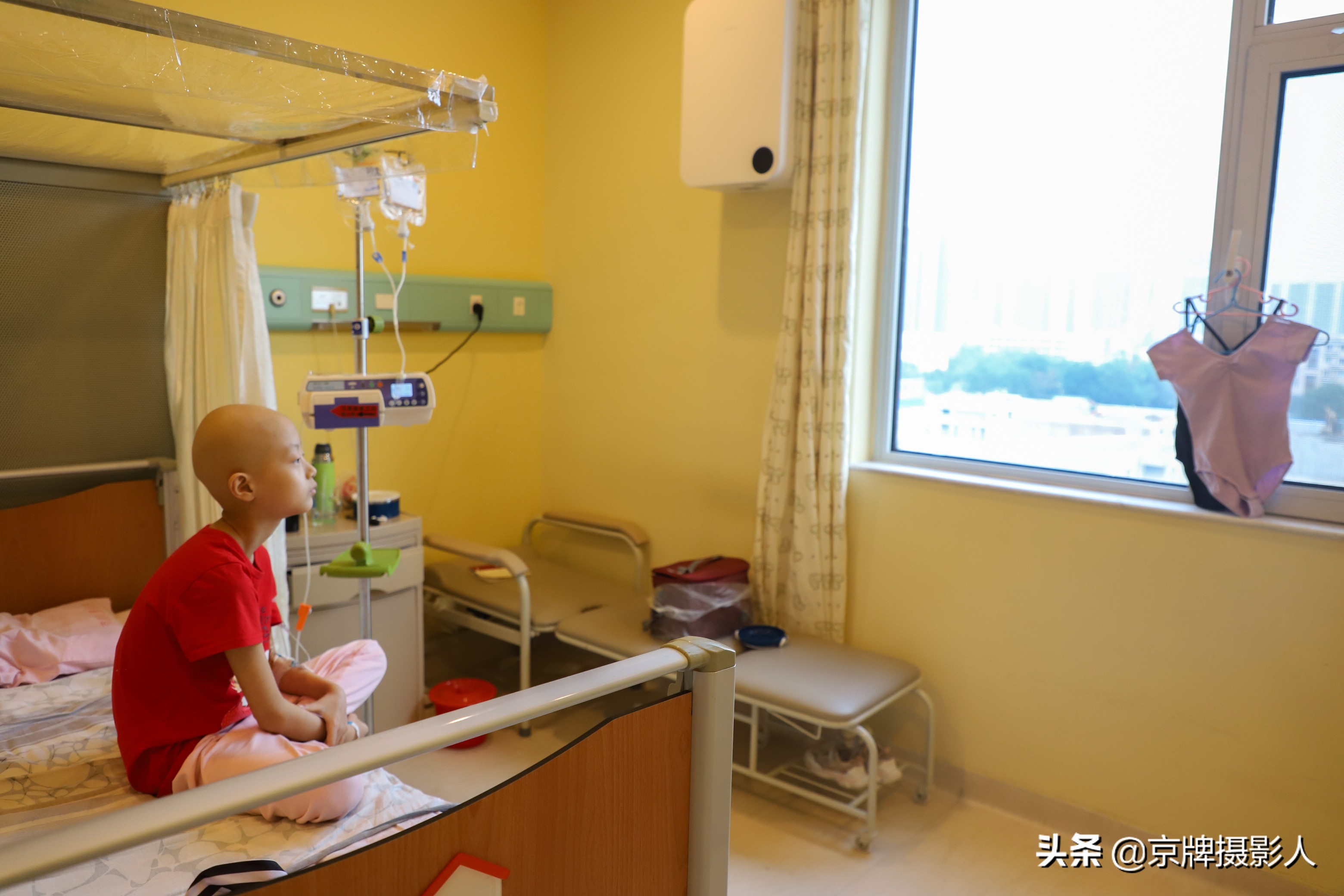 漂亮女孩因一场高烧失去听力,高烧40度女孩后续