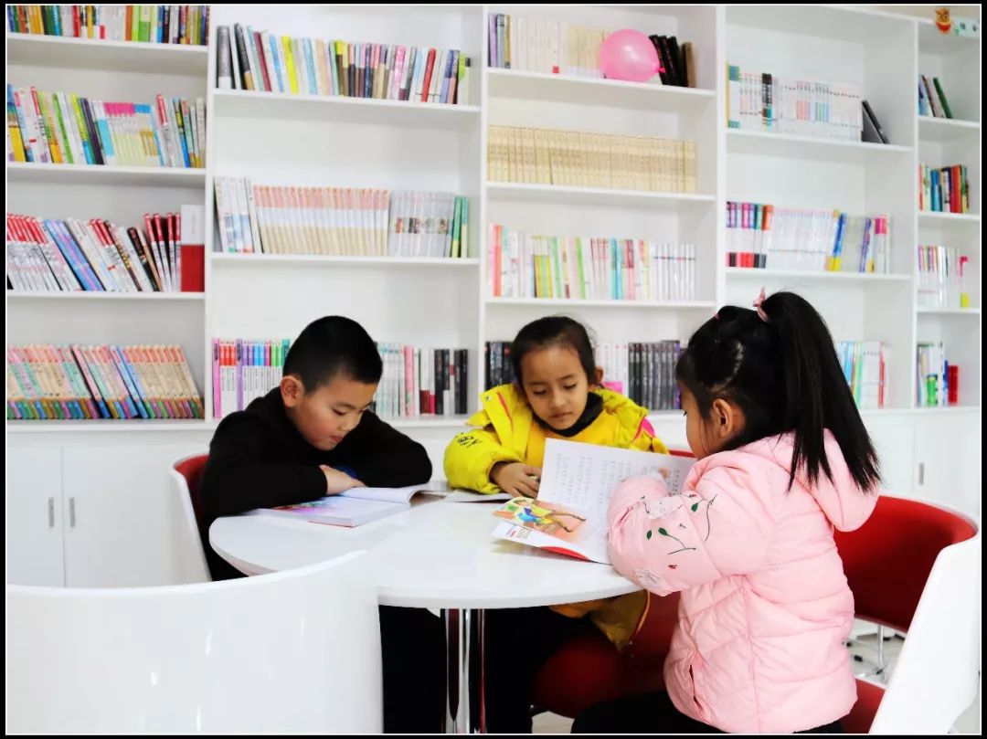 为社区留守儿童辅导功课,心系留守儿童关爱他们成长