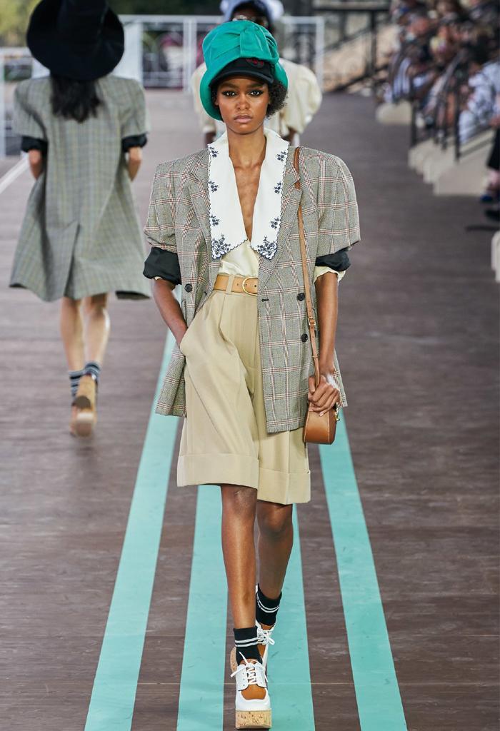 大脸女孩秋冬怎么穿？教你4个穿搭小技巧，不减肥也能穿出小V脸