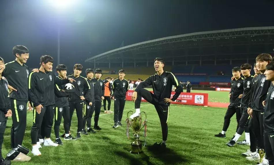 韩国这泡尿既照出这帮腌臜泼才这等欺负人，更照出中国足球的不堪