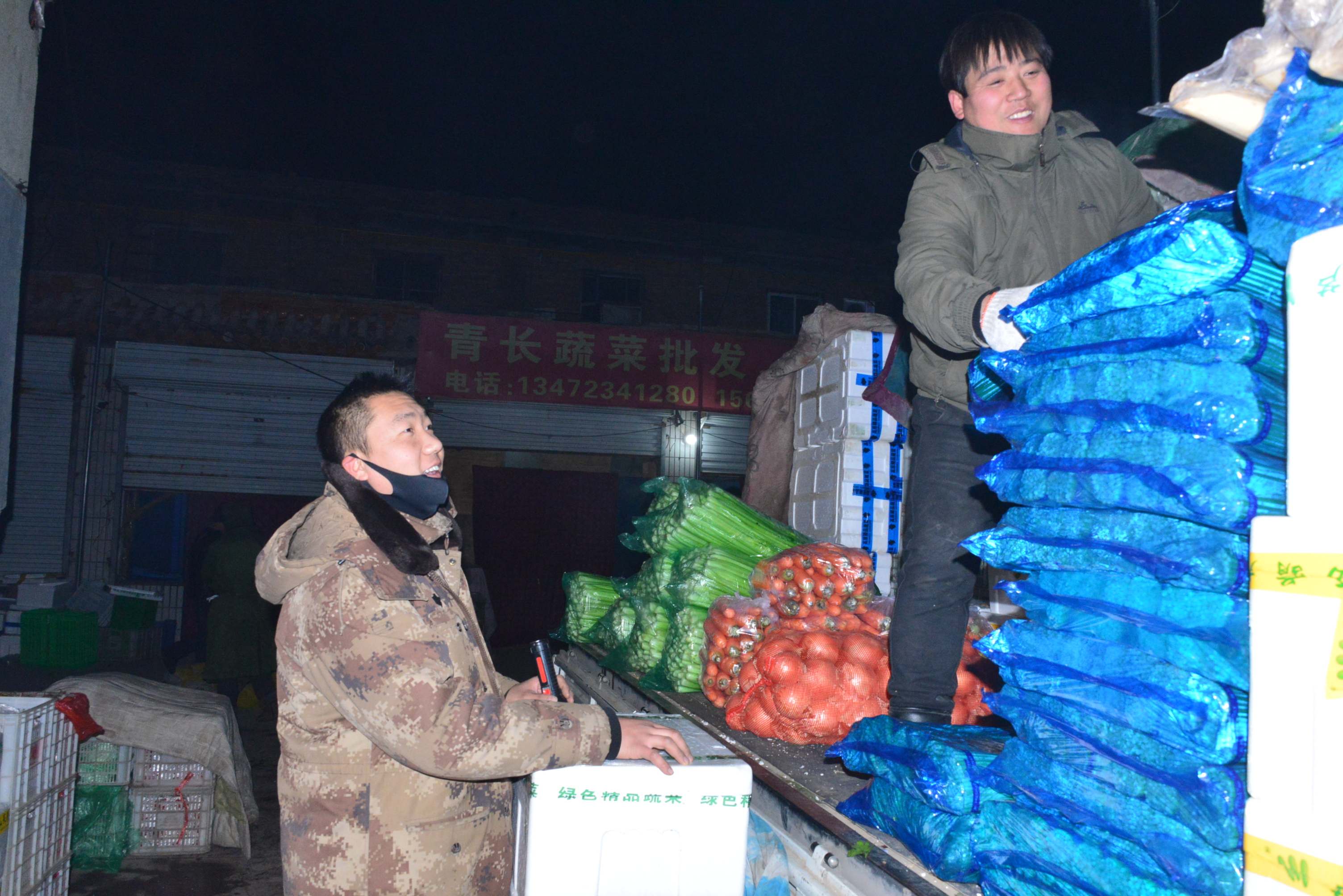 90后小伙创业开网店,90后创业小伙卖菜