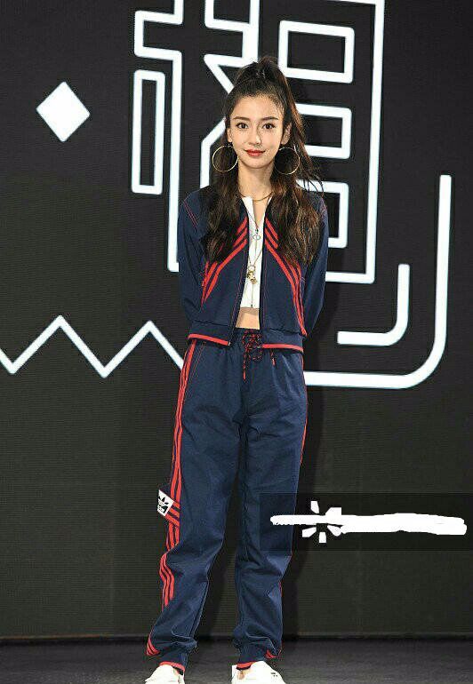 Baby这是碰到了什么造型师?这头发勒的好紧,看着就疼!