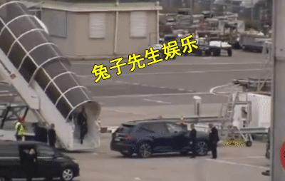 68岁泰王小背心火了,只要9美元就能穿国王同款,网友回复好幽默