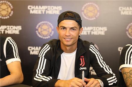 c罗在中国暖心时刻,c罗在中国球场戏弄警察