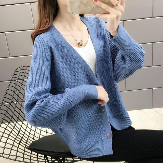 iu和其他韩国女明星,女明星穿iu同款绿紫毛衣外套