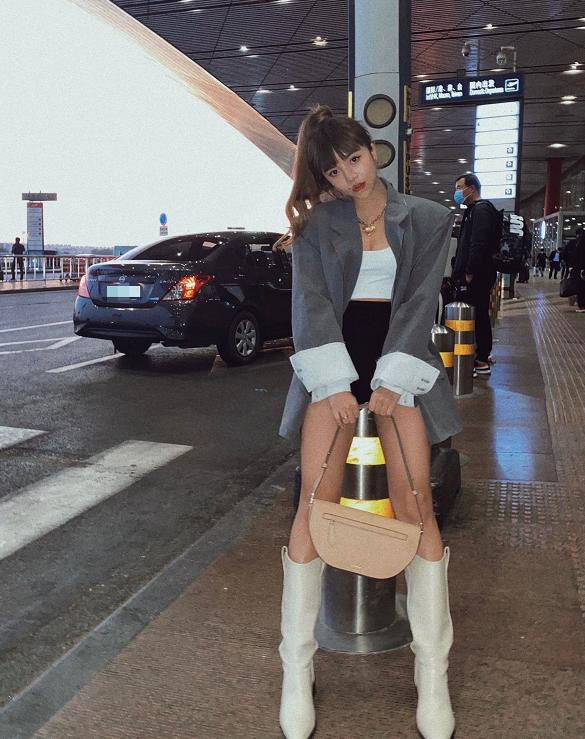 THE9安崎爆裂舞台，大红色连体露背裤性感火辣，1米58还有大长腿