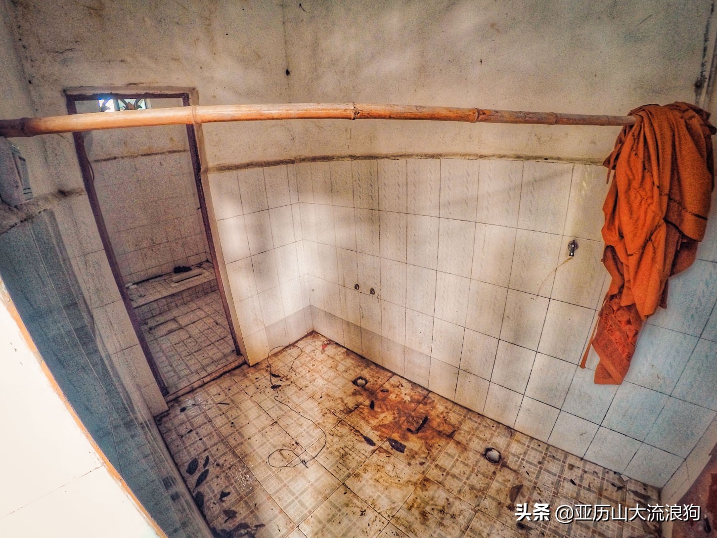 我流浪到中缅边境，发现一座奇特的寺庙，修行的僧人竟都是孩童