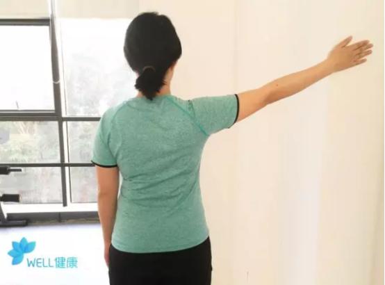 肩膀疼痛怎么康复锻炼最有效,健身后肩膀骨头凸起疼痛