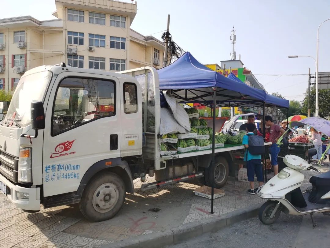 经济省油！摆地摊，梁师傅只用HOWO轻卡卖水果