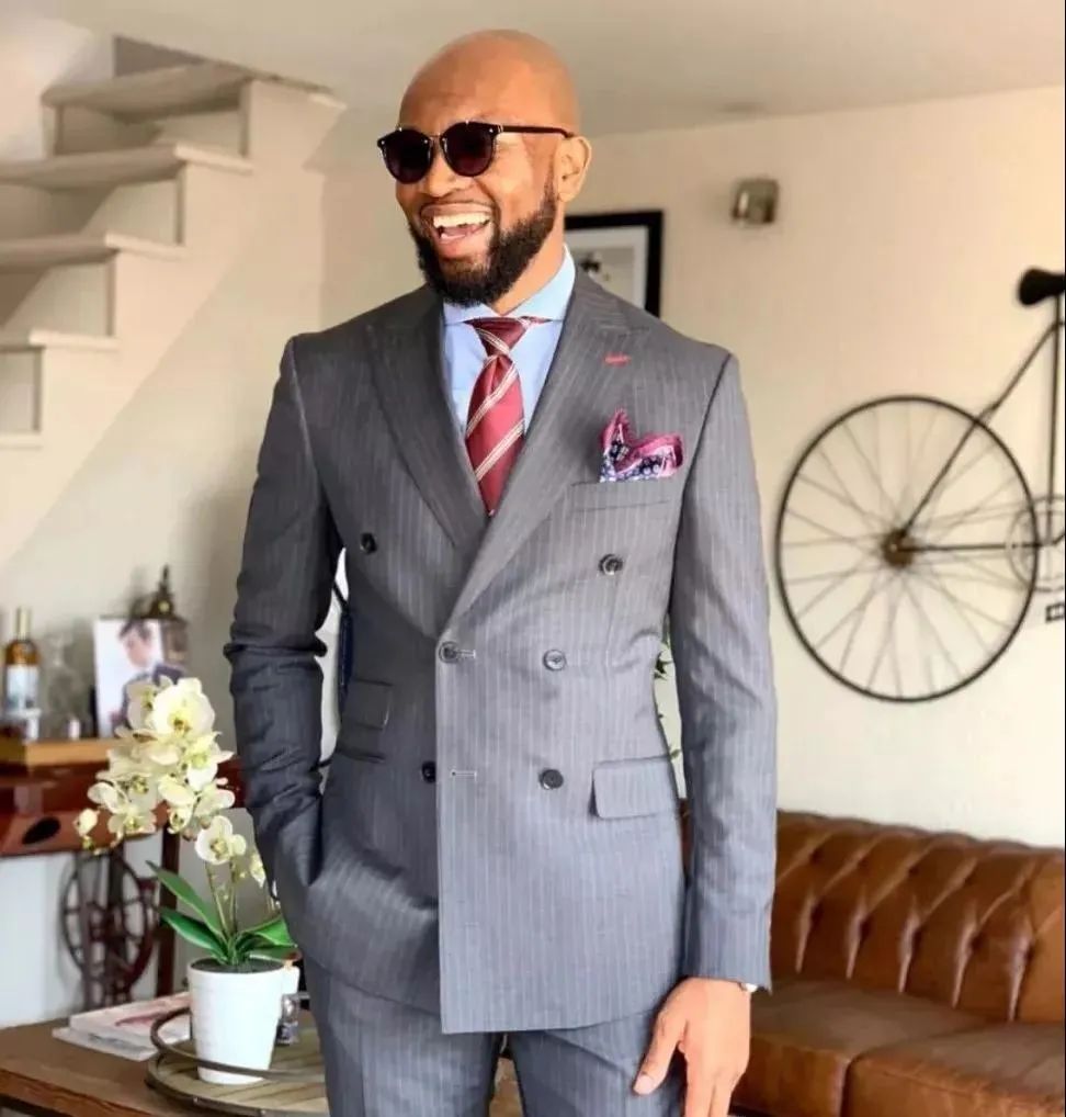 两粒扣西服扣子一般扣哪一粒,西服纽扣在不同场合的扣法