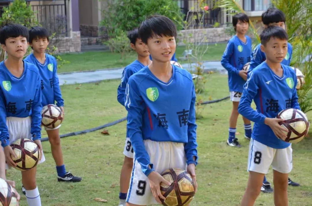 从不懂足球，到蝉联世界冠军，这群女孩儿值得被更多人认识！