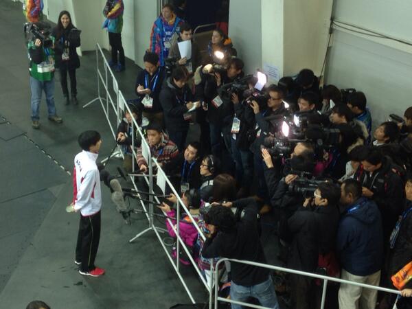 羽生结弦怪异行为,羽生结弦被光头采访