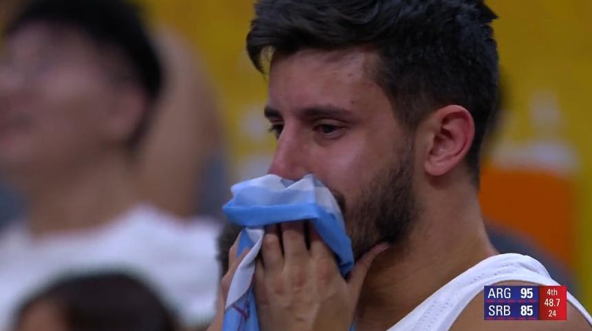 *情纵**狂欢！阿根廷球迷掩面哭泣，赤裸上身狂舞，更衣室快被掀翻了