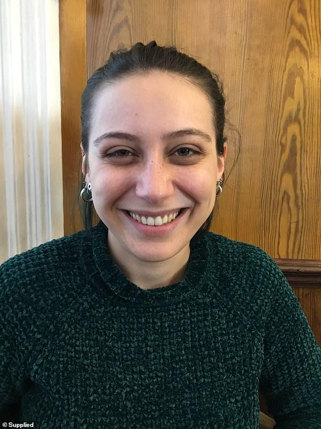 英女子痴迷梅根“雀斑妆”，拙劣手术让面部毁容，花3万治疗修复