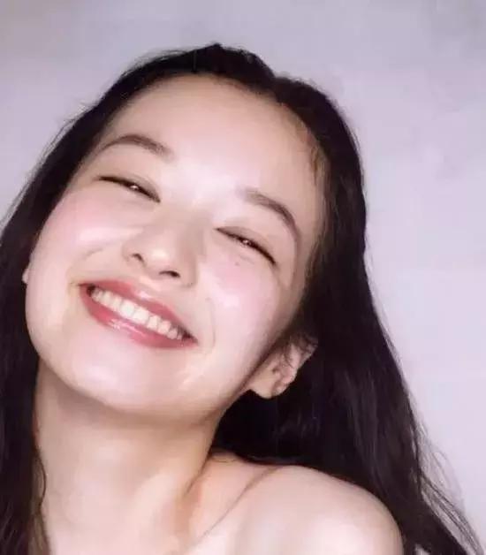 小姐姐想要美颜也要健康，模特粉底液的选择技巧，打造时尚底妆！