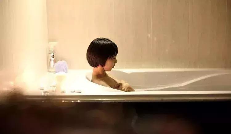 千万不要拿命去爱一个人,千万不要拿感情跟生命开玩笑