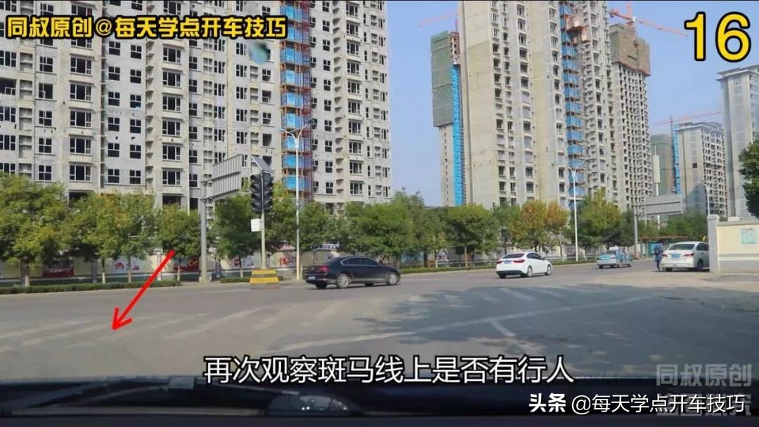 丁字路口直行为黄灯怎样通过,十字路口右转黄灯一直闪可以通过