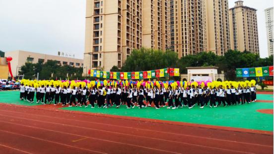 披着五彩盛装，唱响我的祖国，天府师大一中运动会，燃了