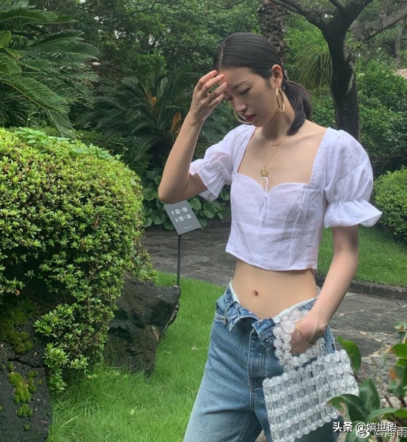 周雨彤穿板鞋图片,周雨彤spell牛仔裤穿搭