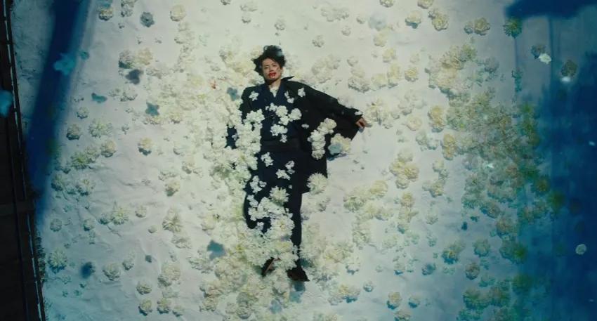 “生而为人，我很抱歉”，太宰治的一生，乃至今日，仍颇受争议