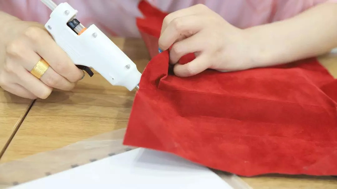 大牌包包手提袋改造教程,用买完东西的袋子改造时髦包包