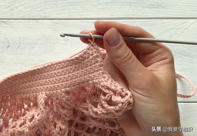 蝴蝶图案的塑料网格串珠包包教程,空心线塑料网格包包编织教程