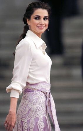 约旦王后拉尼娅皇室风格,49岁约旦王后穿传统服饰闪耀亮相