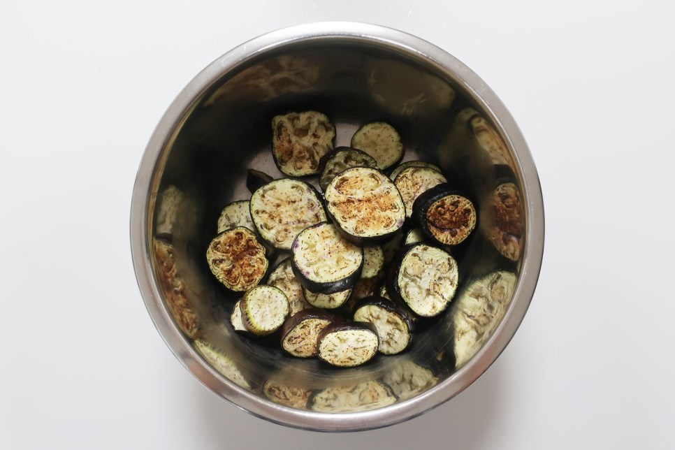 酸辣烤茄子教程,不辣的蒜蓉烤茄子做法