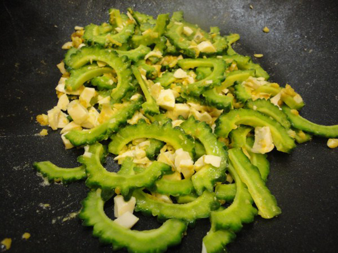 咸蛋煎苦瓜的做法窍门是什么,炒苦瓜味道不大怎么办