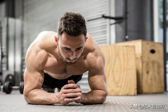 冬天在健身房还是室外运动比较好,家庭健身动作在家就能练出好身材