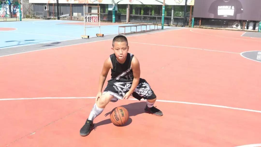 中国最强小学生？连做梦都在拍球，梦想打进NBA！