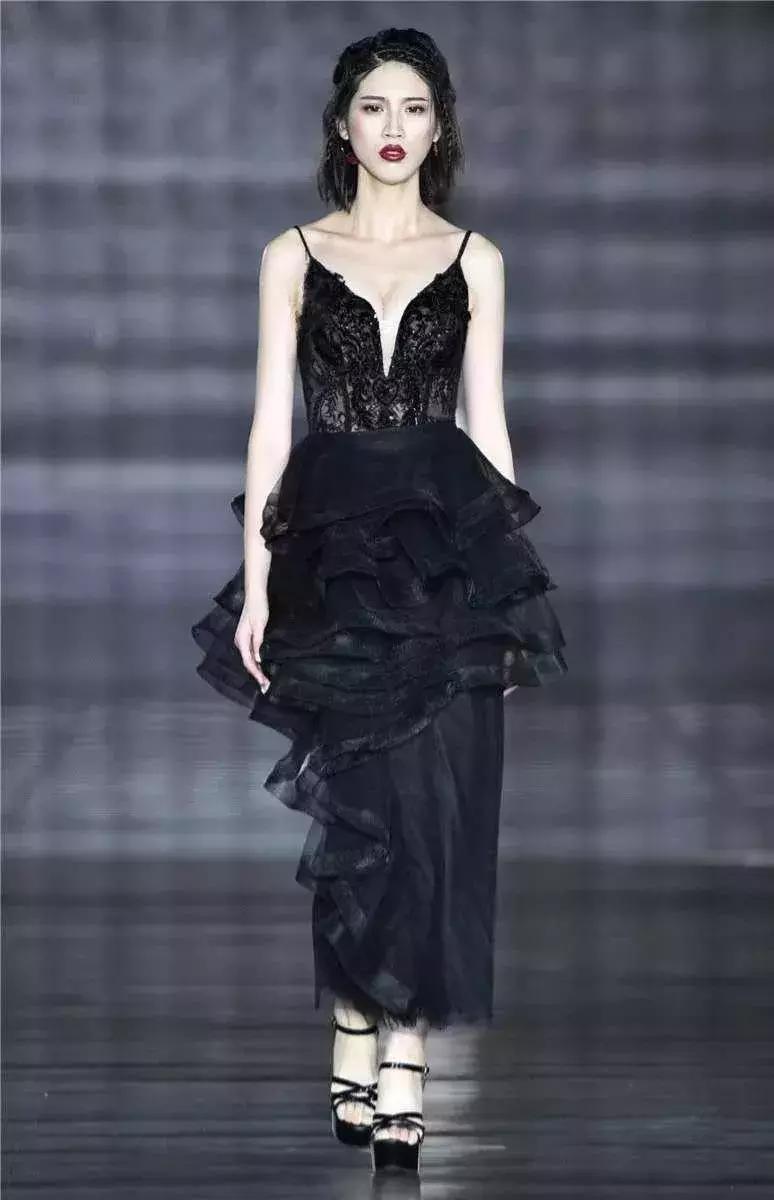 3岁萌宝走秀视频,让孩子在家练习走秀