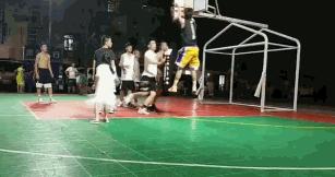 简直杀人，球场飞踹16岁少年！别把我们的篮球场变凶案现场