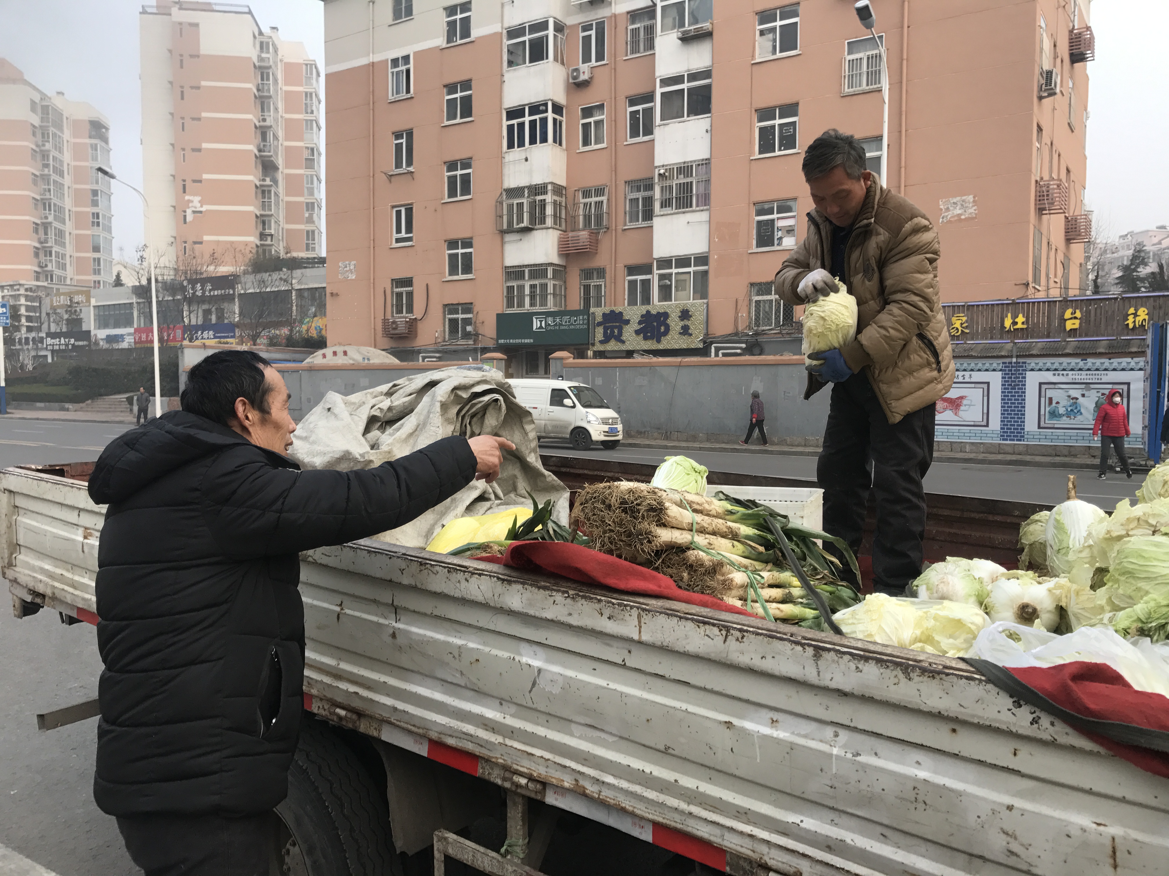 平凡也伟大爱心司机尹东的一天帮残疾菜农卖完500多棵大白菜,再卖自家囤的菜